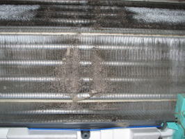 エアコンクリーニング前の熱交換器の汚れ