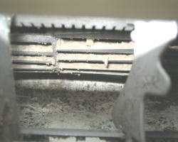 エアコンクリーニングの前のルーバー奥のファン部分のカビ・汚れ　これだけ汚れが溜まると風量も落ちます。