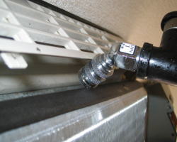 最近のエアコンは上部から空気を取り入れてますので熱交換器奥側も汚れやすいのですが、このようなノズルを使用することにより奥側も洗浄できます。