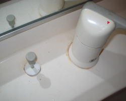 洗面台水栓まわりの水垢　クリーニング前